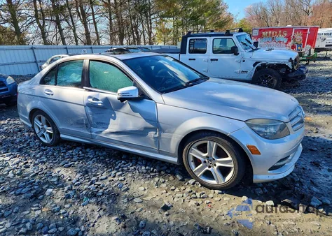 2011 Mercedes-Benz C 300 z USA, uszkodzony, nr VIN WDDGF5EB2BF635957